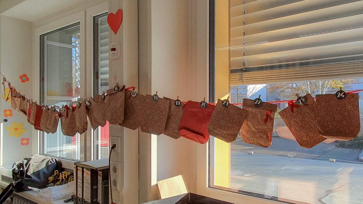 Adventskalender aus einzelnen Tüten an einer langen Schnur.