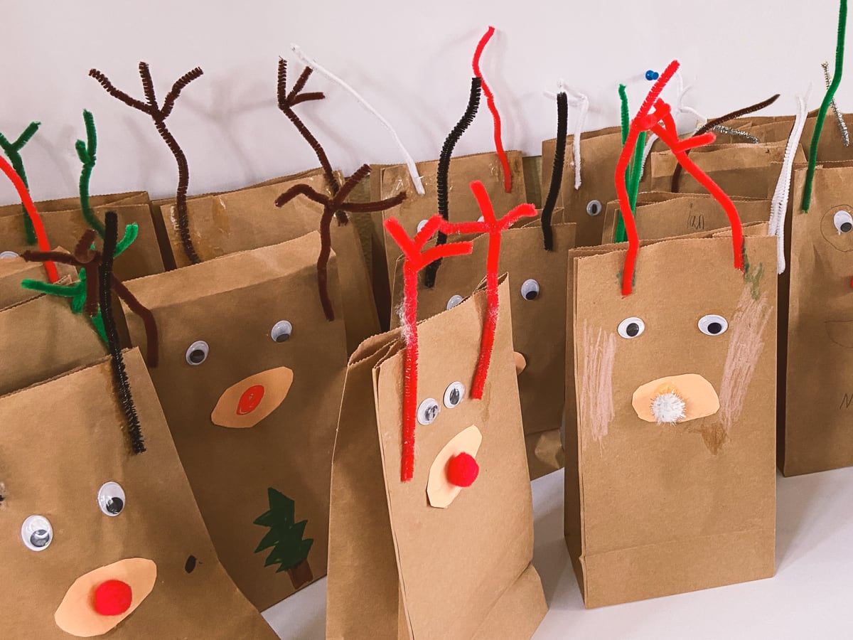 Adventskalender aus Papiertüten mit Pfeifenputzergeweihen.