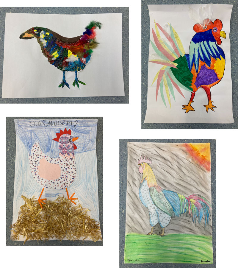 Vier einzelne Bilder von Hähnen, welche von Kinder gestaltet wurden.