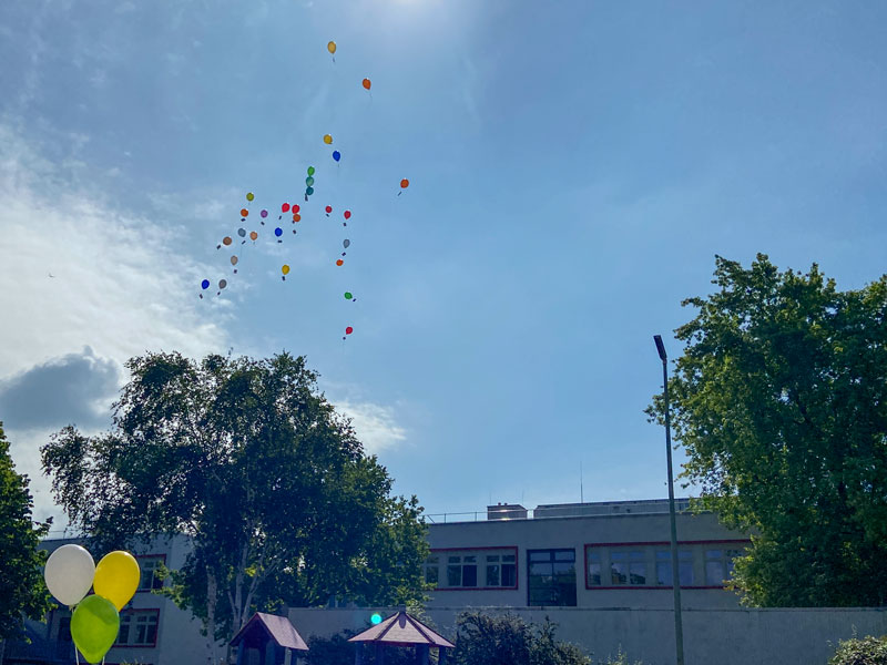 Bunte Luftballons mit Karten an einer steigen in den Himmel.
