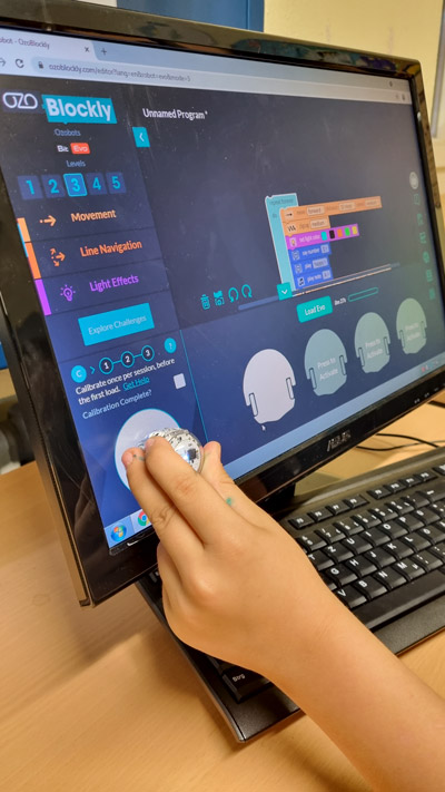 Kinder im Klassenzimmer sitzen vor Computern.