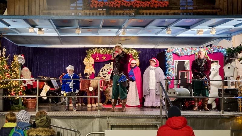 Weihnachtlich dekorierte Bühne, mit verkleideten Darstellern.