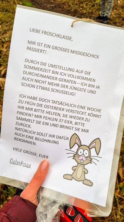 Ein Brief vom Osterhasen an die Froschklasse mit einem Osterhasenbild.