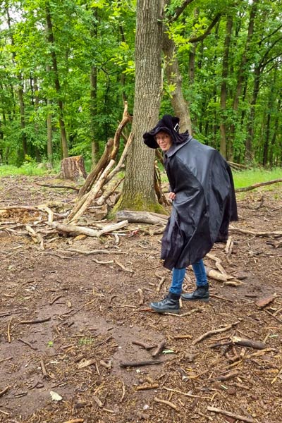 Lehrerin verkleidet als Hexe im Wald.