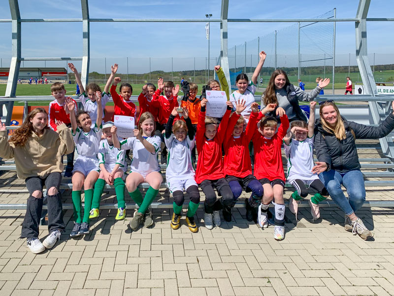 Gruppenfoto der Jungen- und Mädchenmannschaft mit Betreuerinnen und Urkunden.