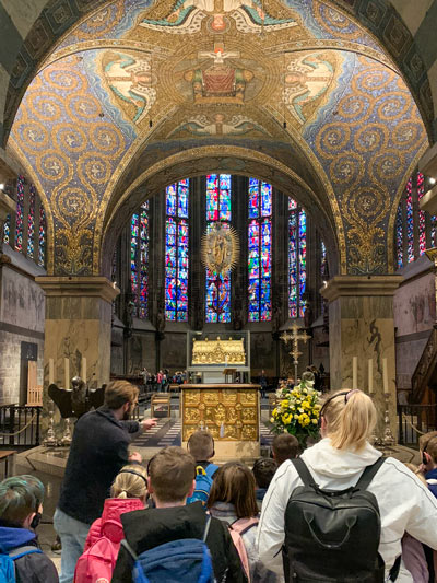 Schülergruppe vor dem Altar im Aachener Dom.