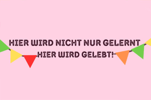 Bunte Wimpelkette vor rosa Hintergrund mit dem Text „HIER WIRD NICHT NUR GELERNT HIER WIRD GELEBT!“.